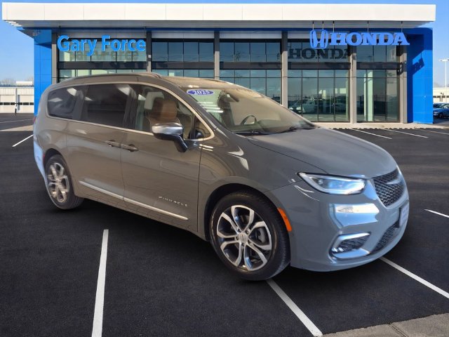 Used 2025 Chrysler Pacifica Pinnacle AWD/4WD image 1