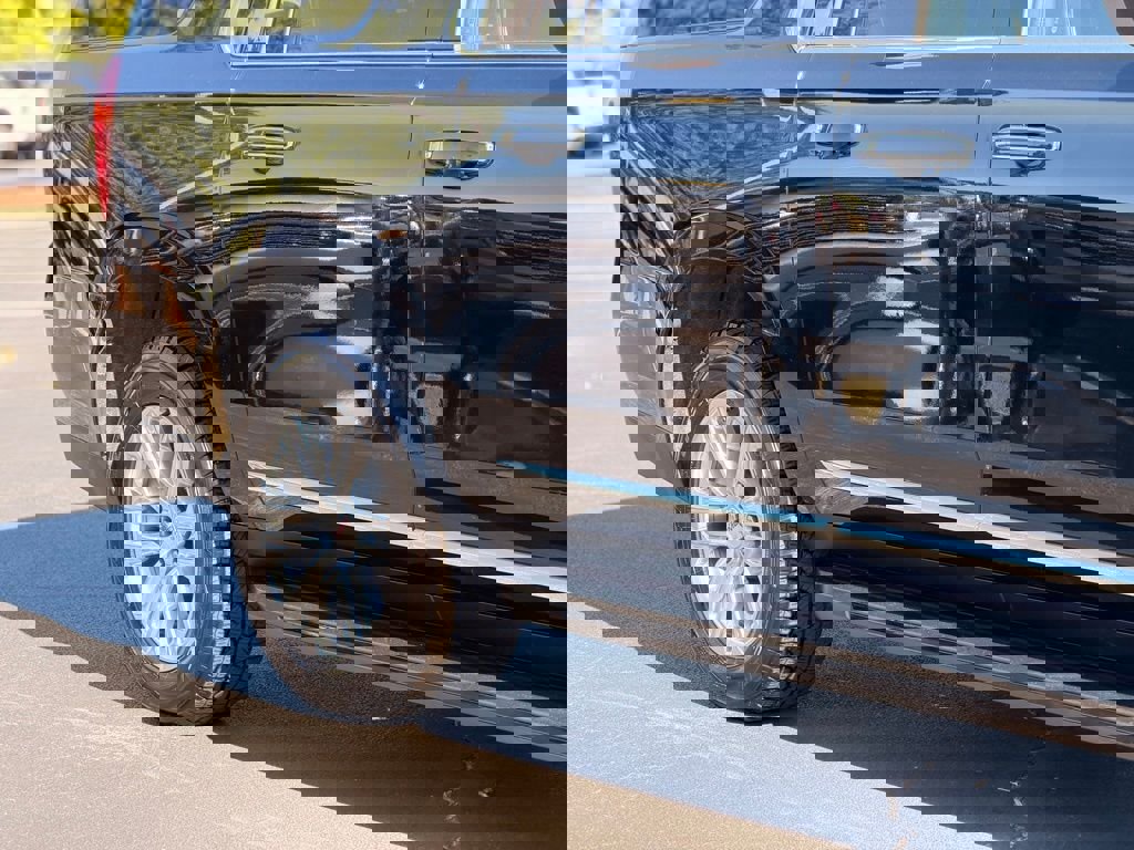 Used 2024 GMC Yukon XL SLT image 9