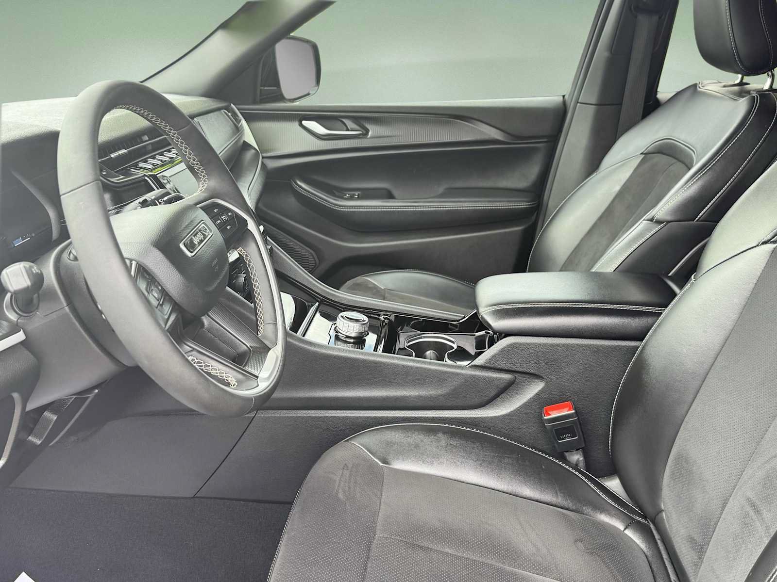 Used 2023 Jeep Grand Cherokee Altitude AWD/4WD image 8