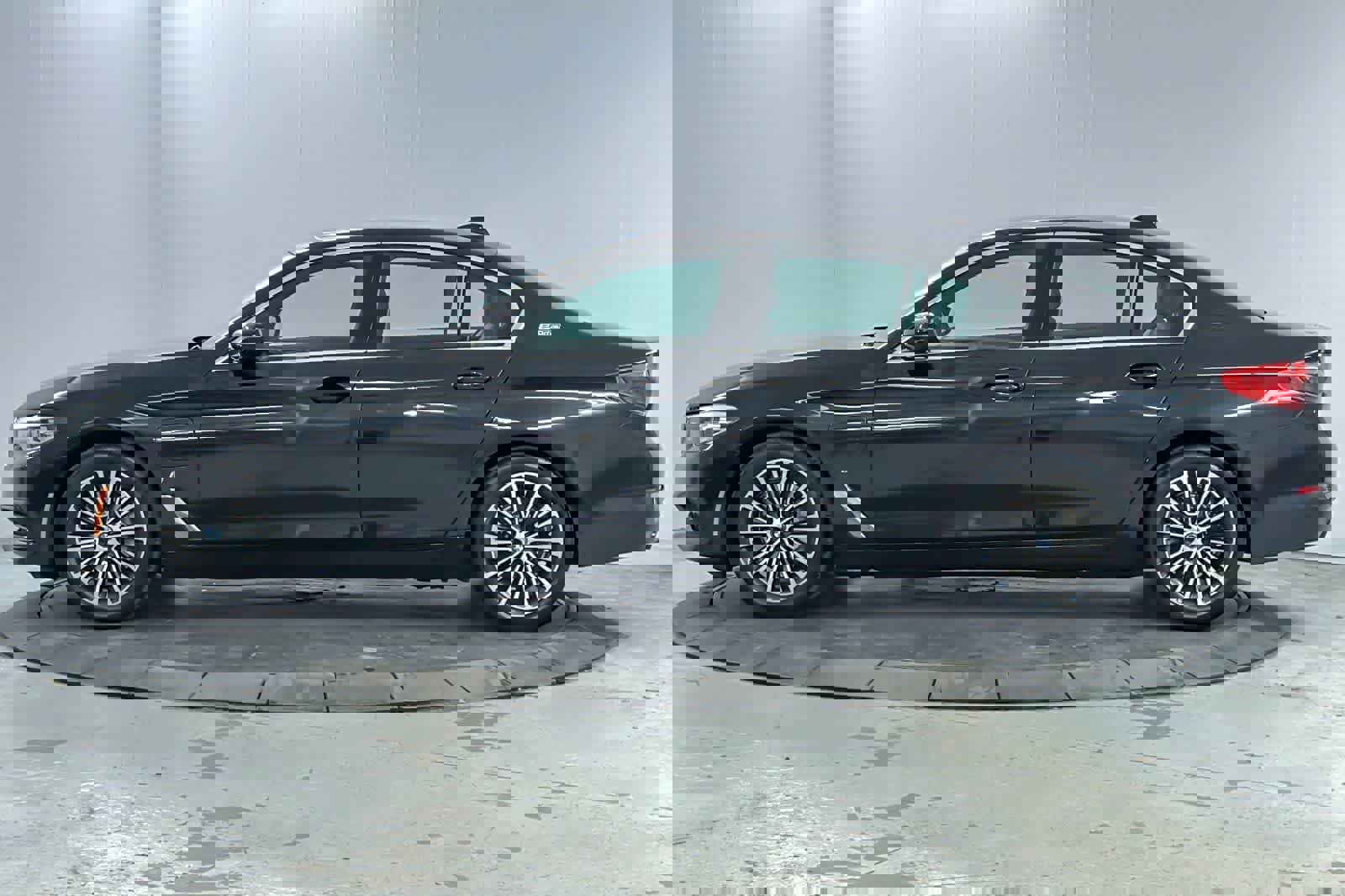 Used 2019 BMW 530e w/ Convenience Package image 5