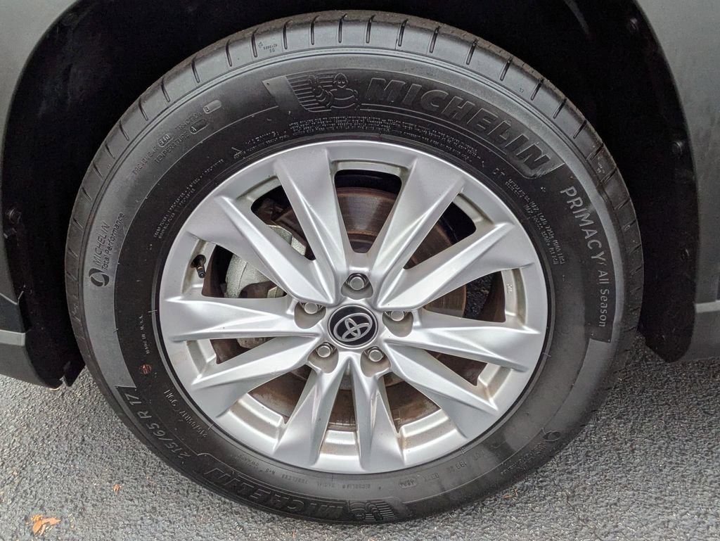 Used 2025 Toyota Corolla Cross LE image 33