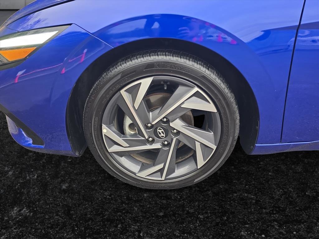 Used 2025 Hyundai Elantra Limited w/ Cargo Package image 9