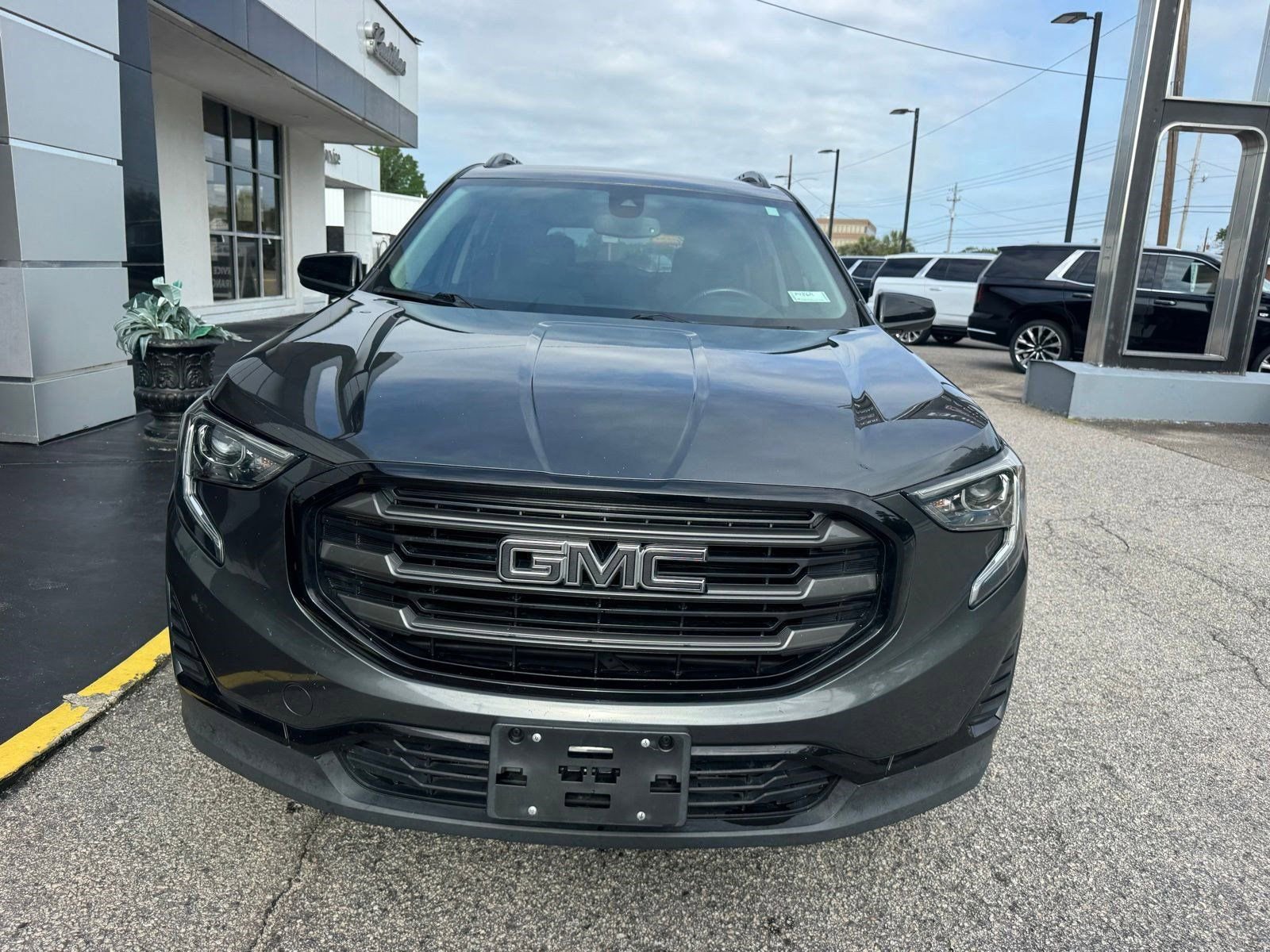 Used 2020 GMC Terrain SLE w/ Driver Convenience Package FWD image 4