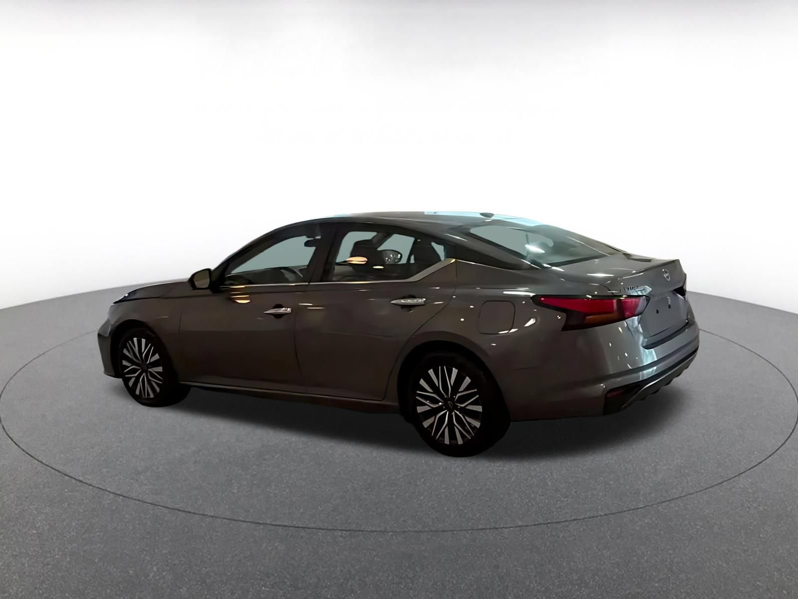 Used 2025 Nissan Altima 2.5 SV FWD image 9