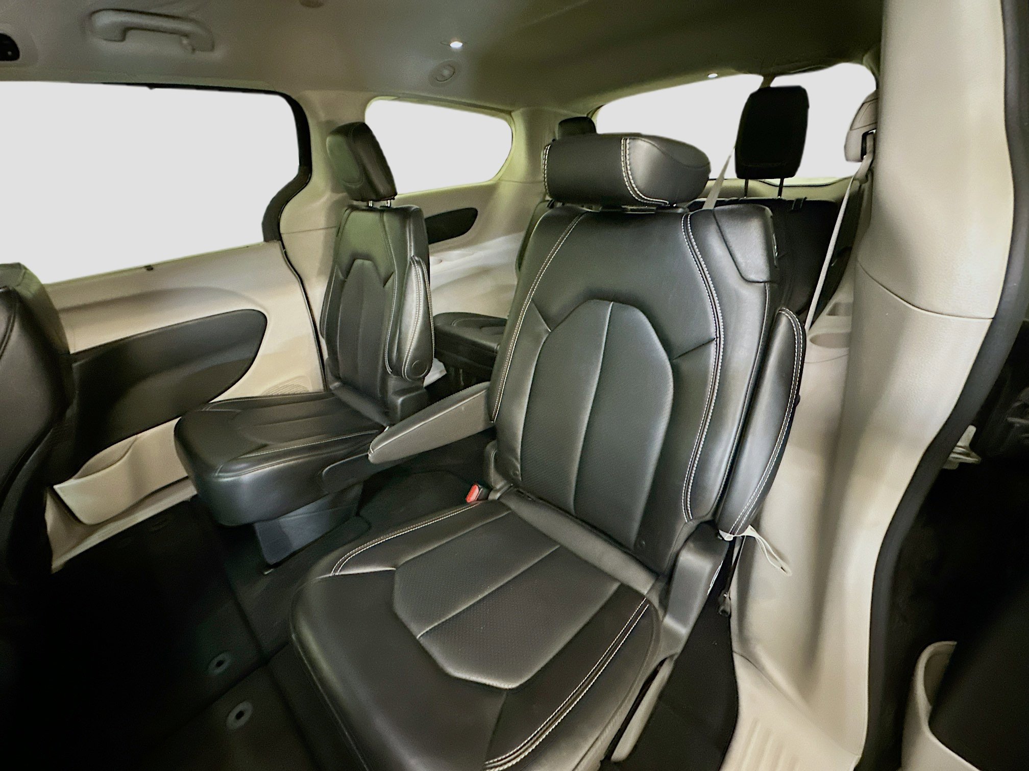 Used 2024 Chrysler Pacifica Touring-L image 28