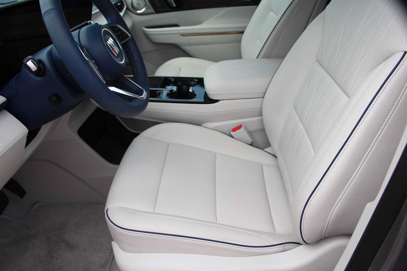 Used 2025 Buick Enclave Avenir AWD/4WD image 32