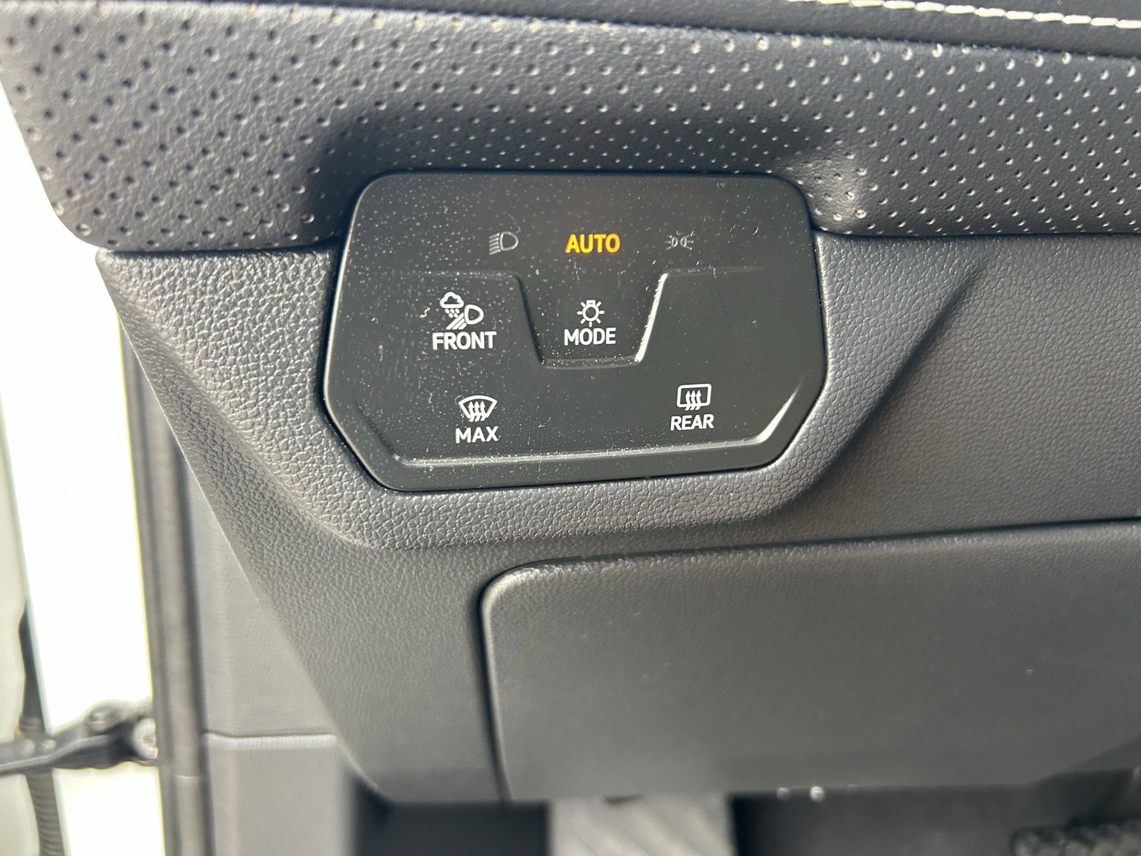Used 2024 Volkswagen Atlas Cross Sport SE AWD/4WD image 33