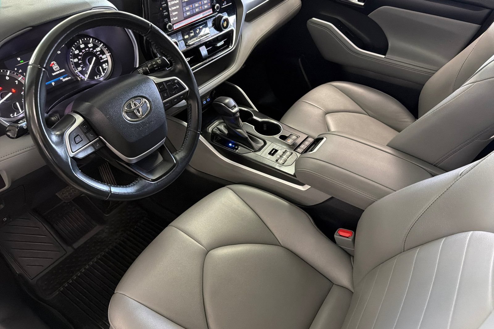 Used 2022 Toyota Highlander XLE AWD/4WD image 14