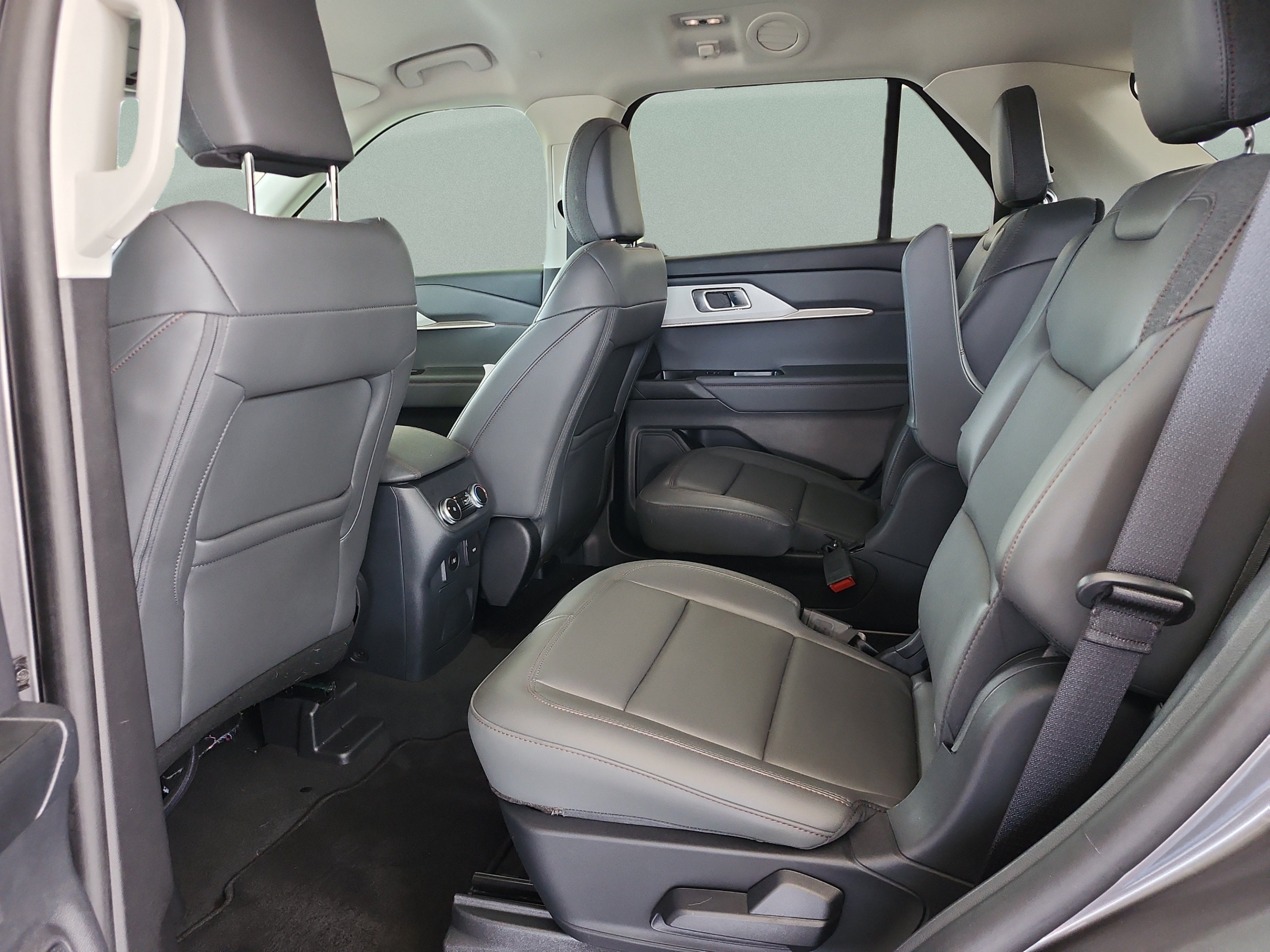 Certified 2025 Ford Explorer Active w/ Active Comfort Package RWD image 16