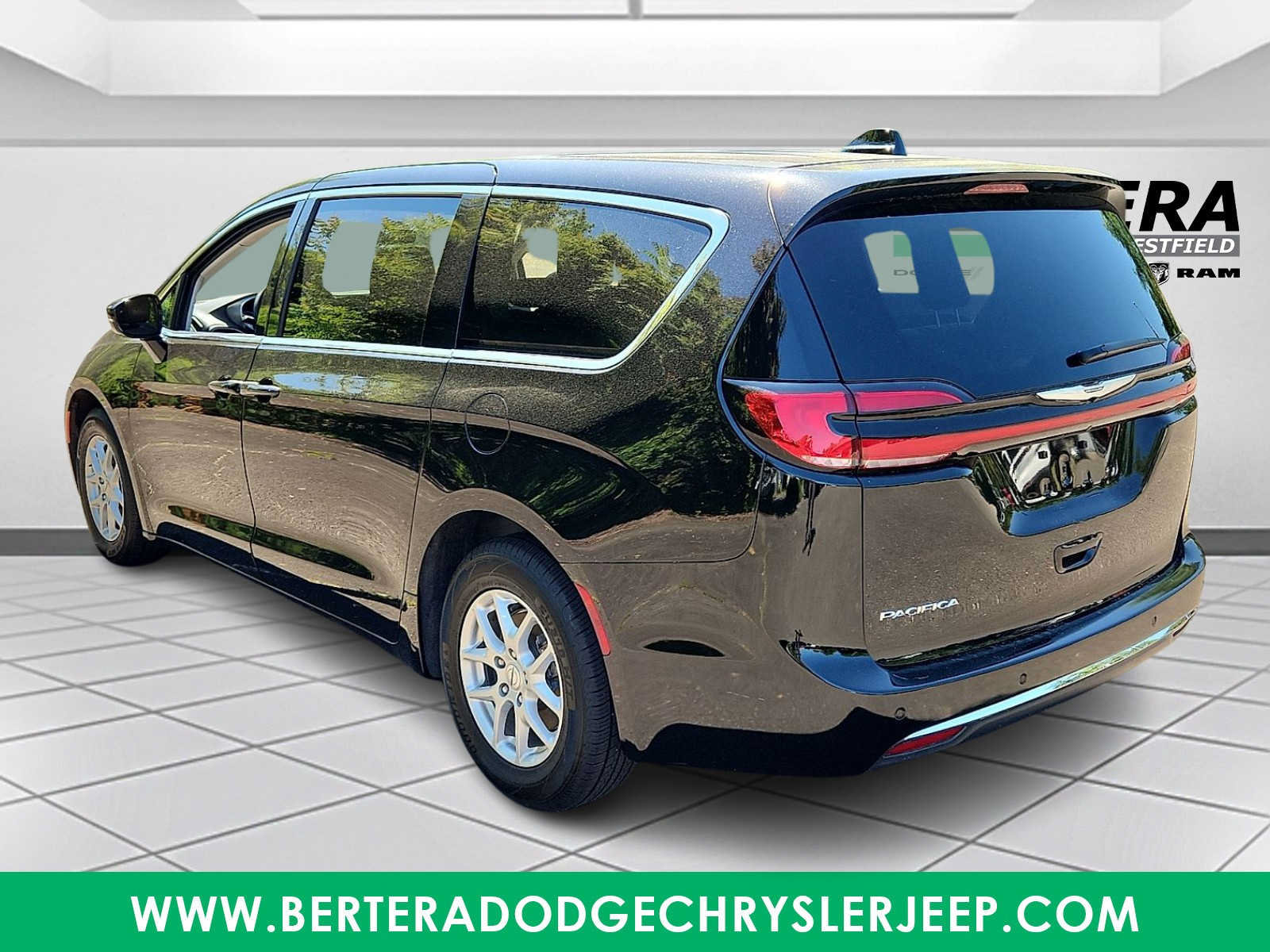 Used 2024 Chrysler Pacifica Touring-L FWD image 4