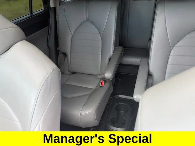 Used 2020 Toyota Highlander XLE AWD/4WD image 32