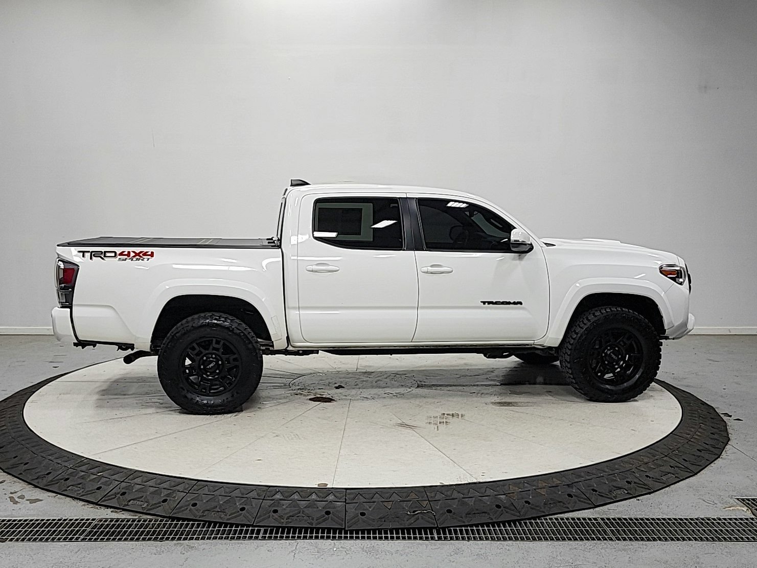 Used 2023 Toyota Tacoma TRD Sport w/ Technology Package AWD/4WD image 9