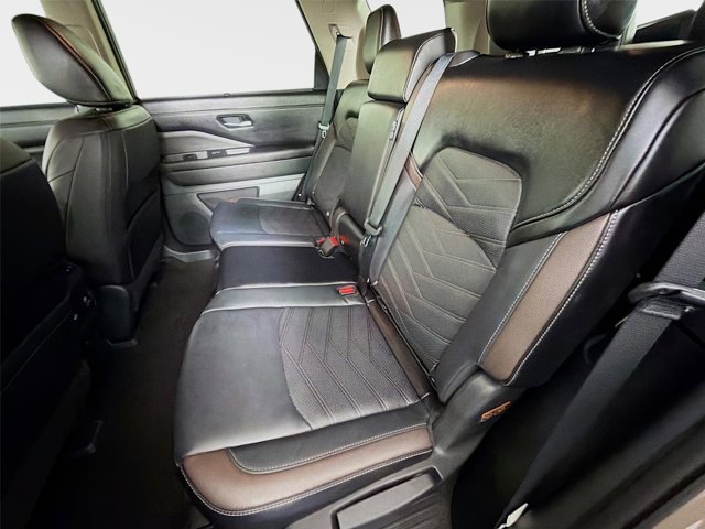 Certified 2024 Nissan Pathfinder Platinum w/ Black Appearance Package FWD image 24