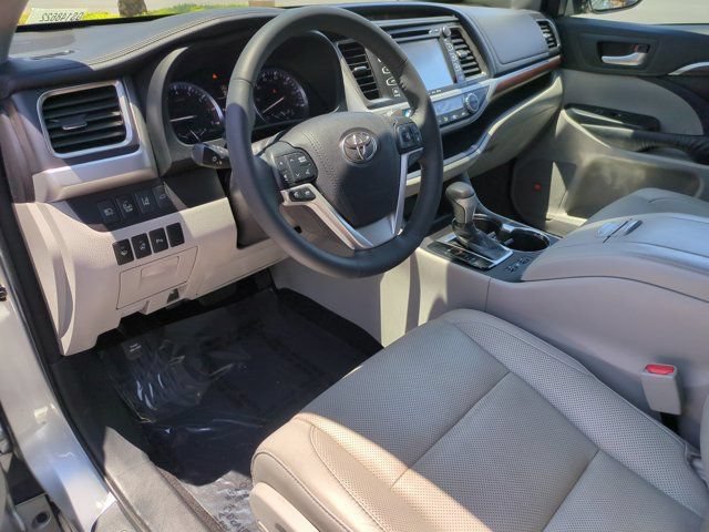 Used 2016 Toyota Highlander Limited Platinum FWD image 13