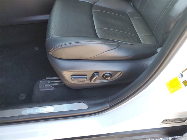 Used 2024 Toyota Venza Limited image 28