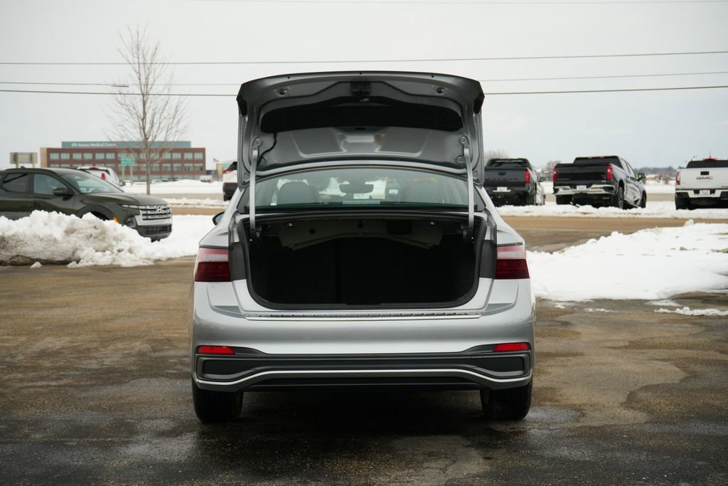 Used 2023 Volkswagen Jetta SE w/ Panoramic Sunroof Package image 11