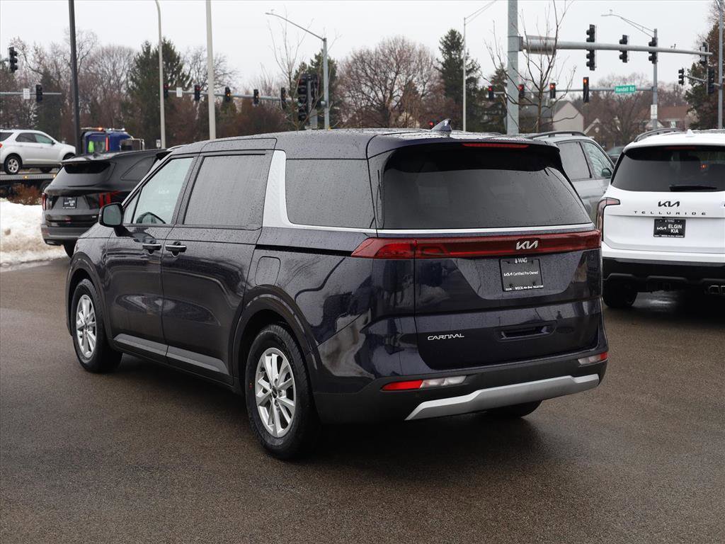 Used 2023 Kia Carnival LX image 4