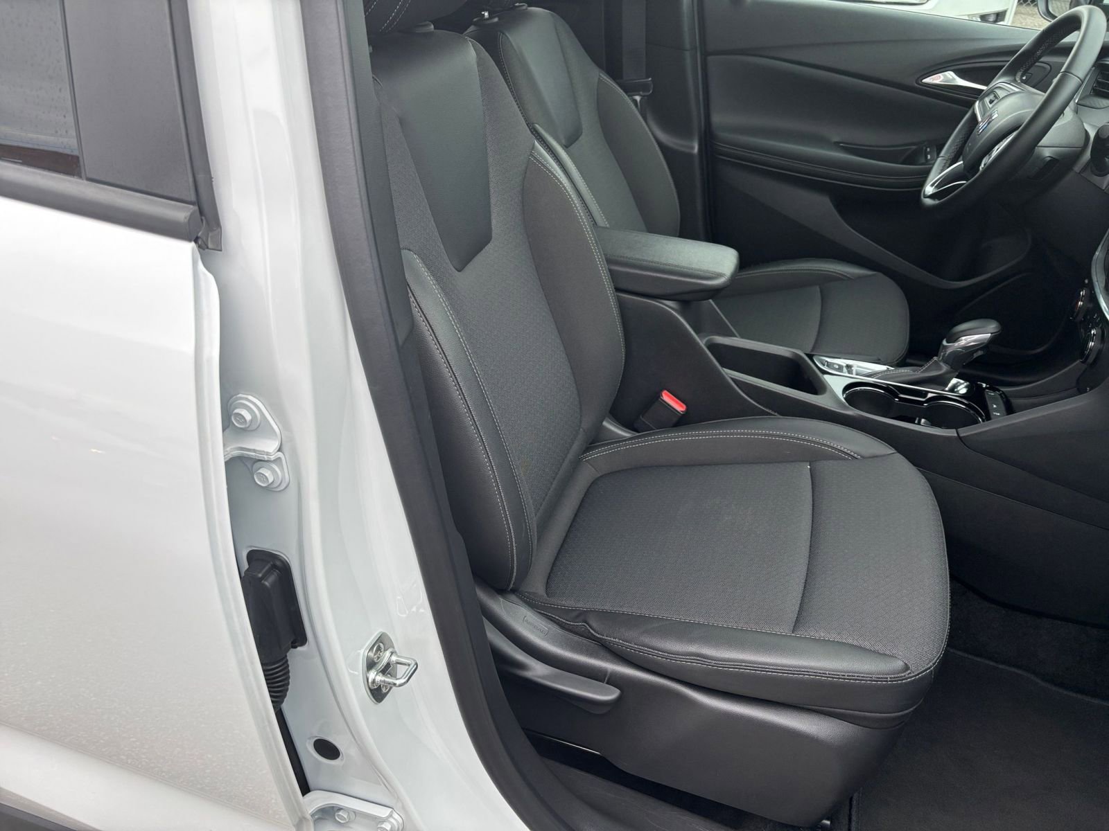 Used 2025 Buick Encore GX Preferred FWD image 25