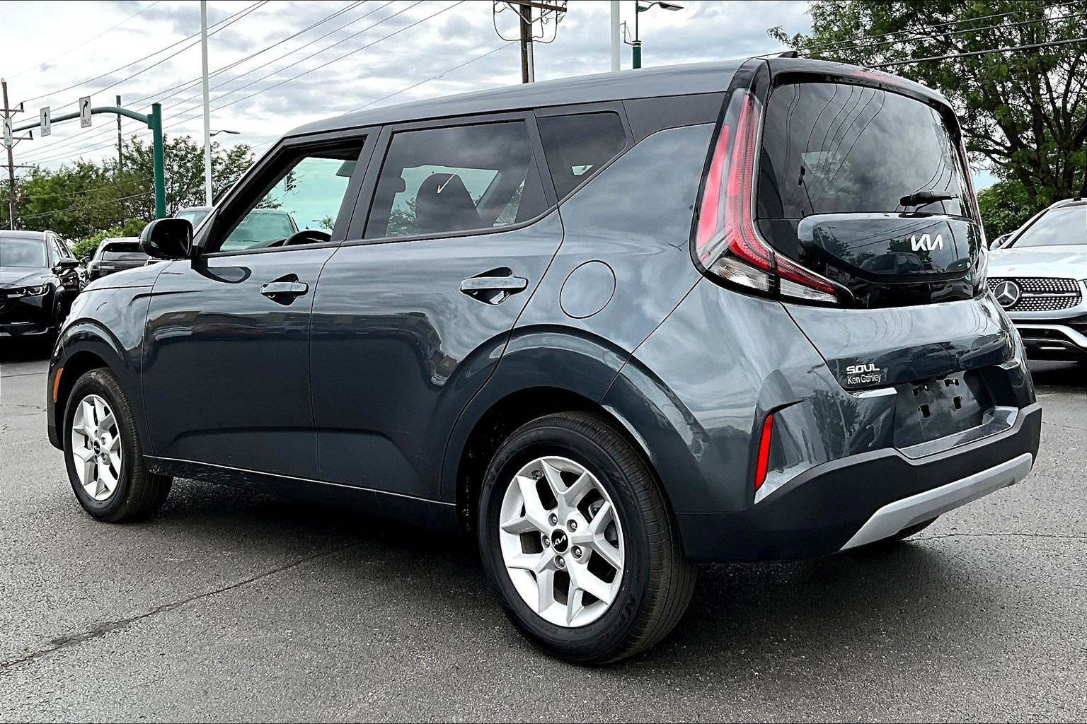 Used 2025 Kia Soul LX FWD image 4
