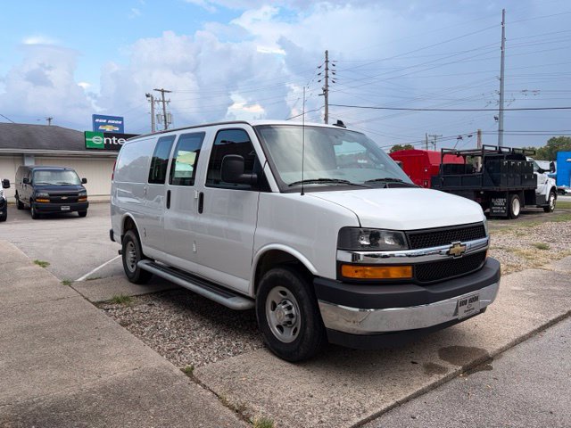 Used 2025 Chevrolet Express 2500 w/ Driver Convenience Package RWD image 3