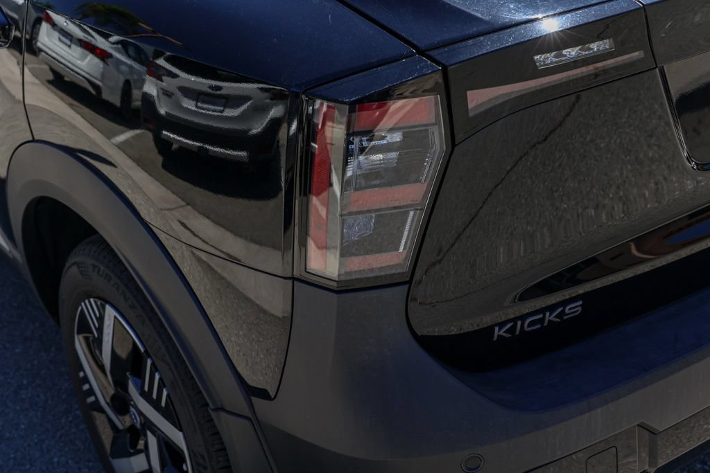 Used 2025 Nissan Kicks SV FWD image 8