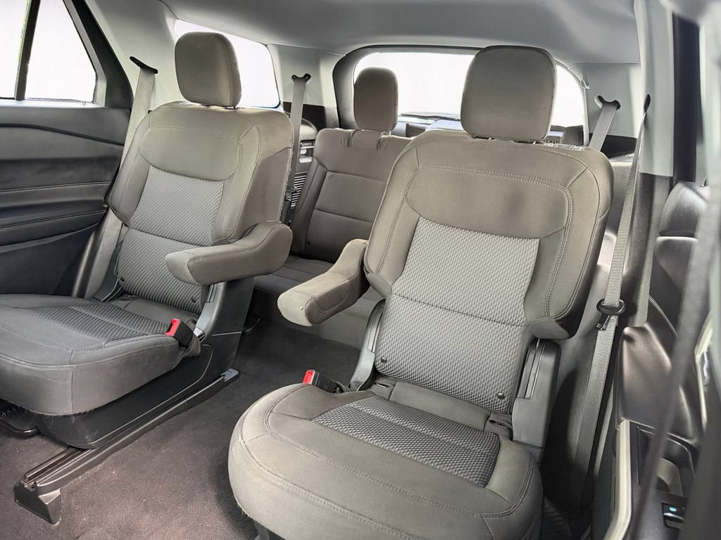 Used 2023 Ford Explorer XLT AWD/4WD image 13