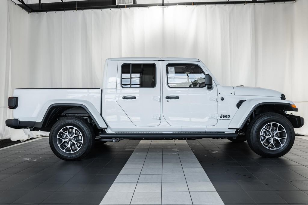 New 2025 Jeep Gladiator Sport image 3