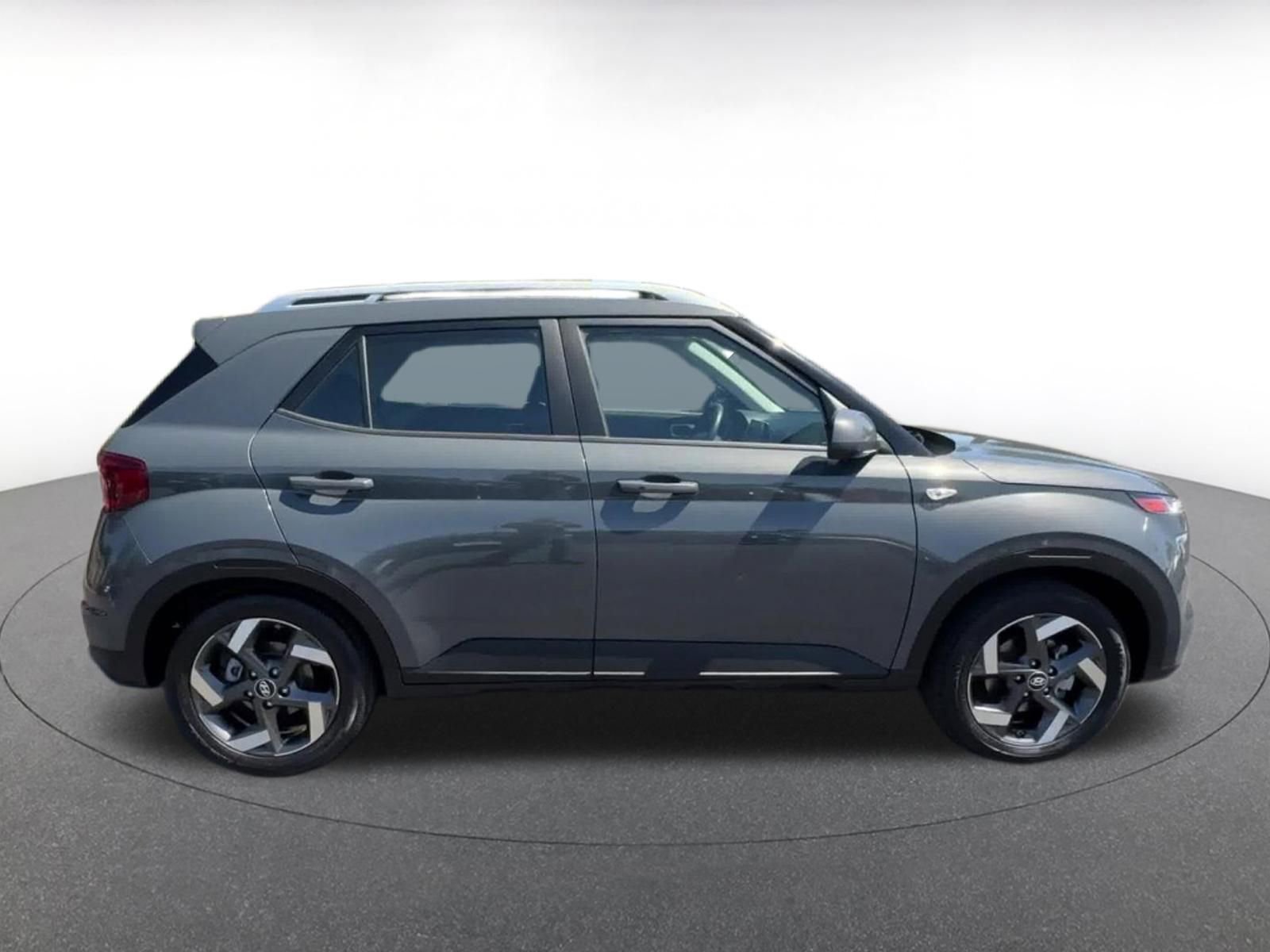 Used 2025 Hyundai Venue SEL FWD image 16