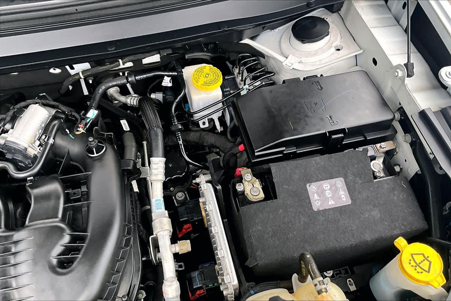 Used 2019 Jeep Cherokee Limited w/ Technology Group FWD image 32