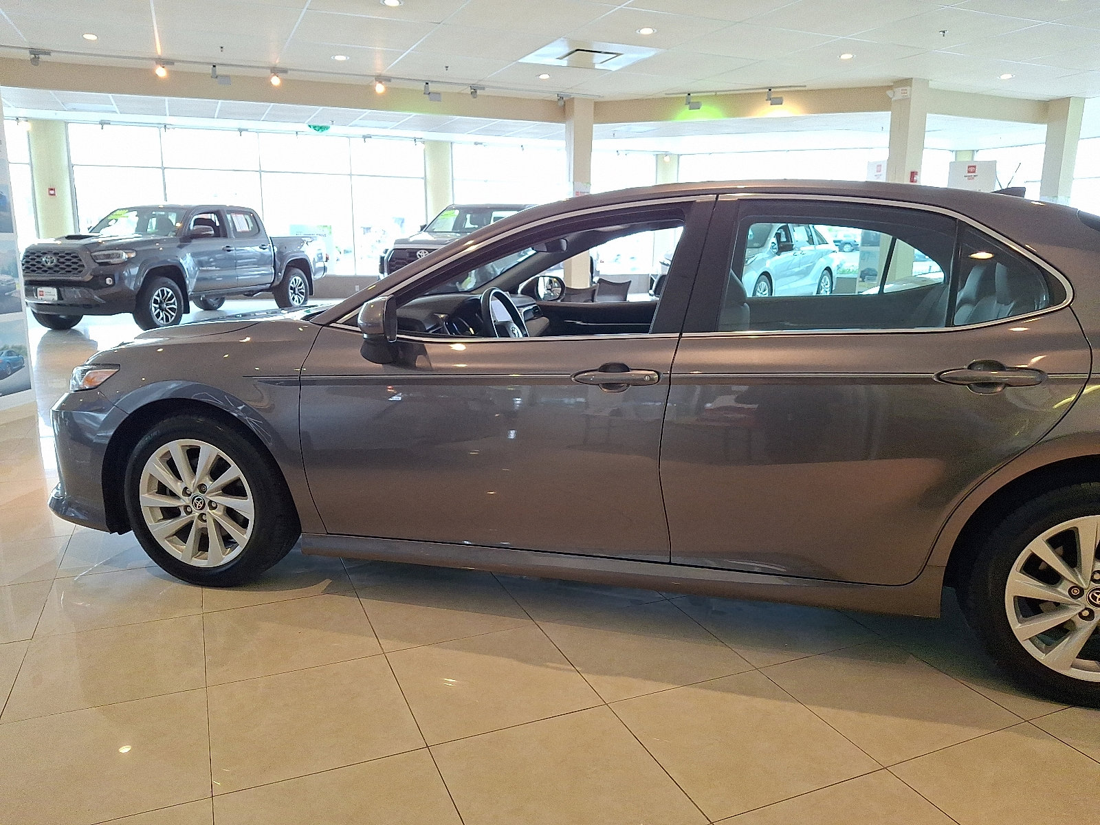 Used 2022 Toyota Camry LE AWD/4WD image 4