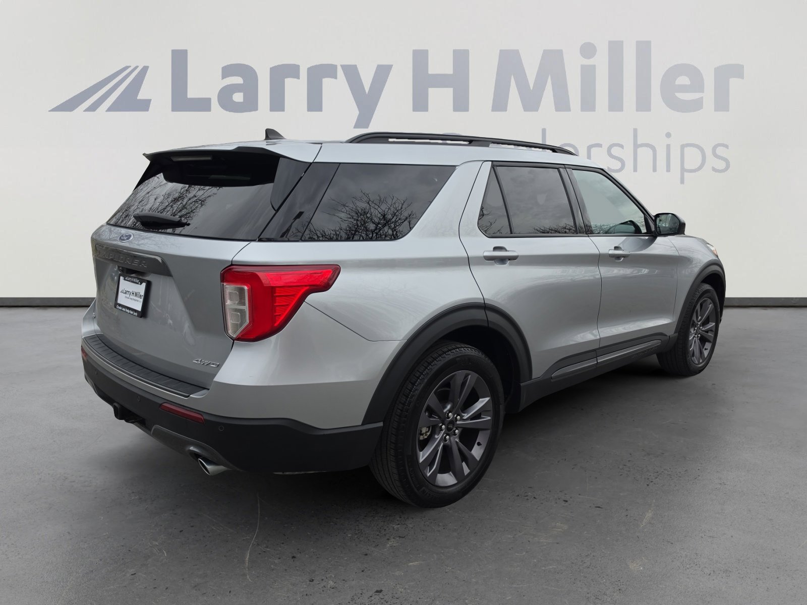 Used 2024 Ford Explorer XLT w/ Equipment Group 202A image 5