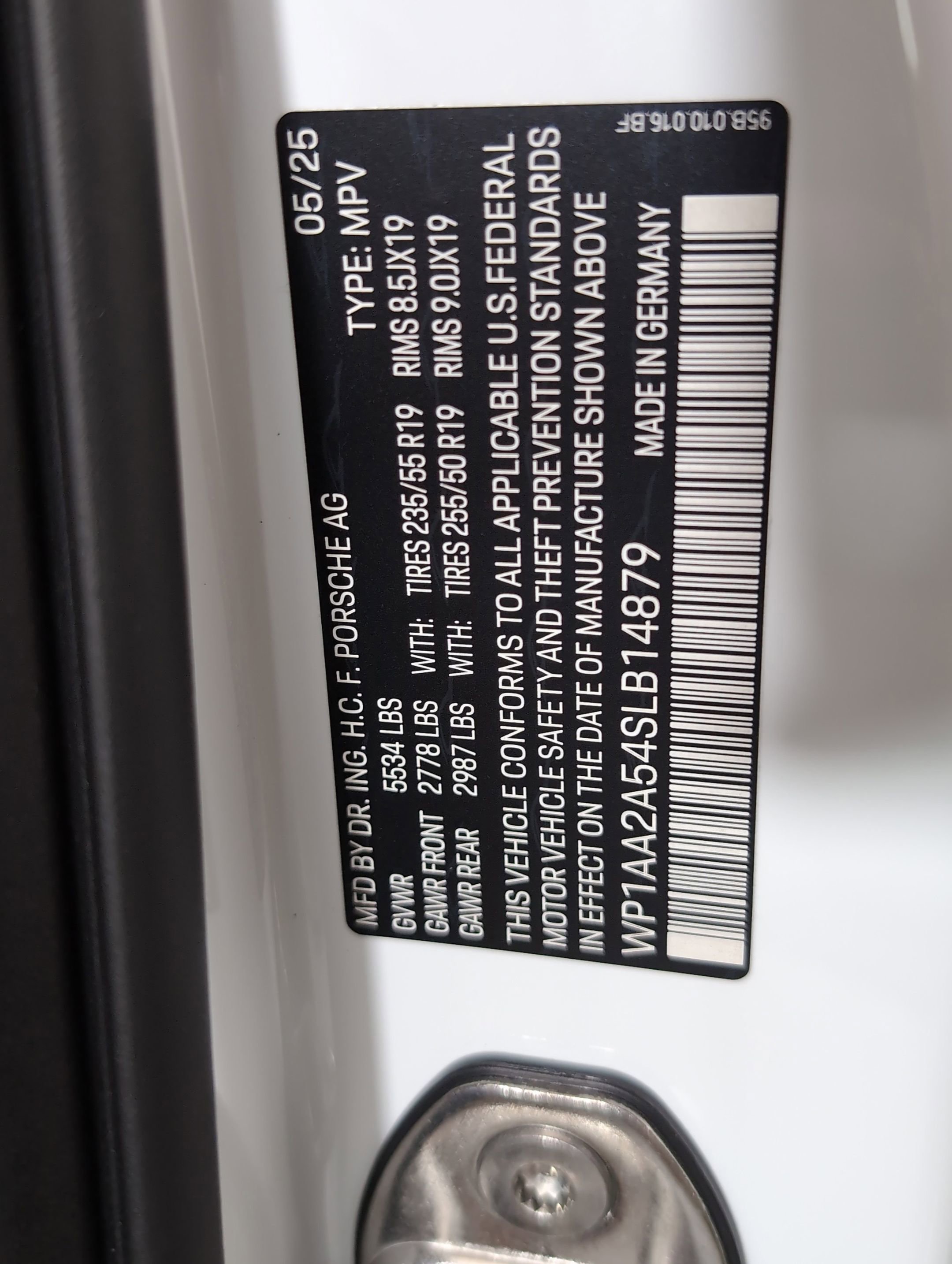 Certified 2025 Porsche Macan AWD/4WD image 30
