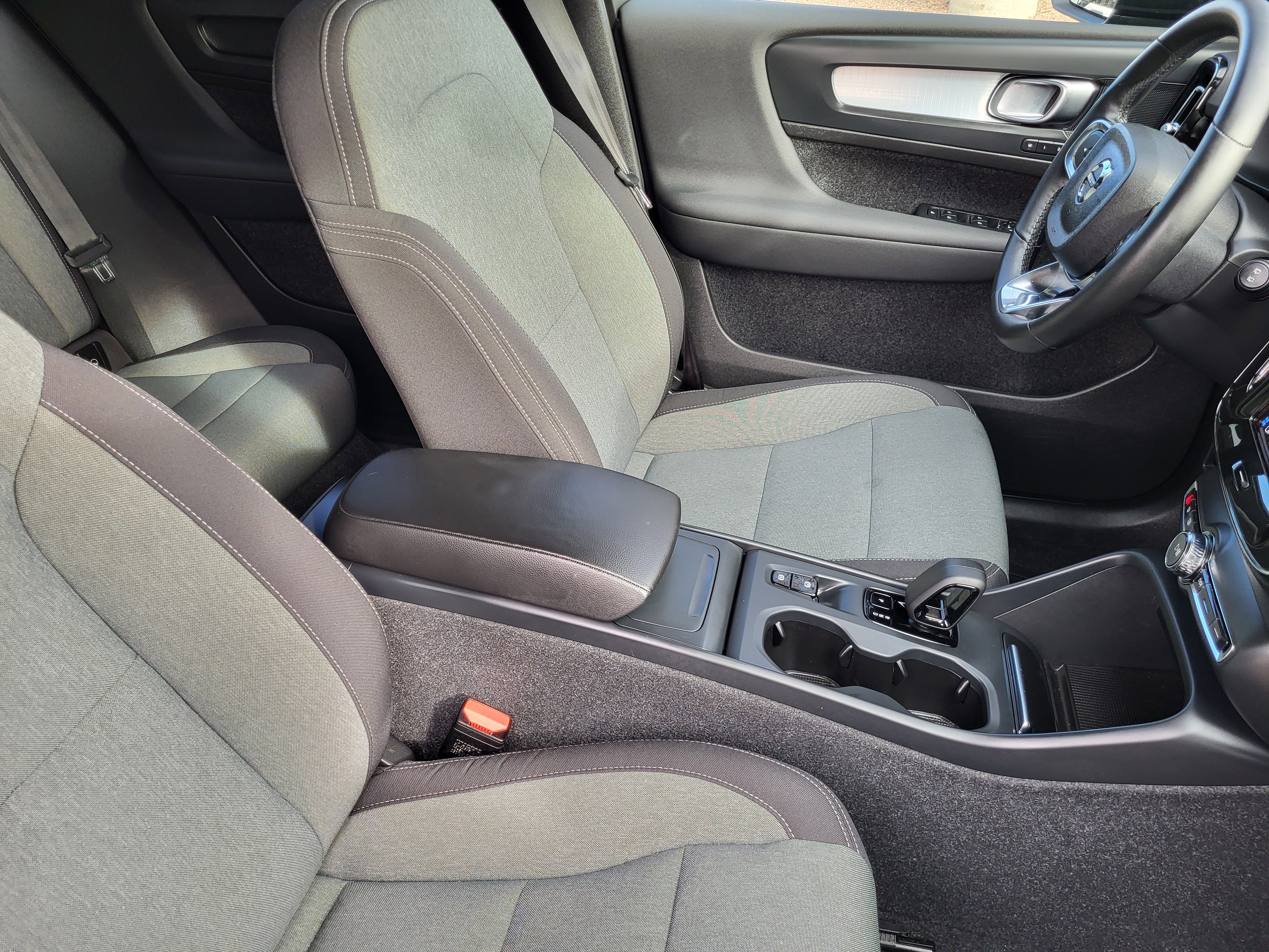 Used 2023 Volvo XC40 B5 Core image 14