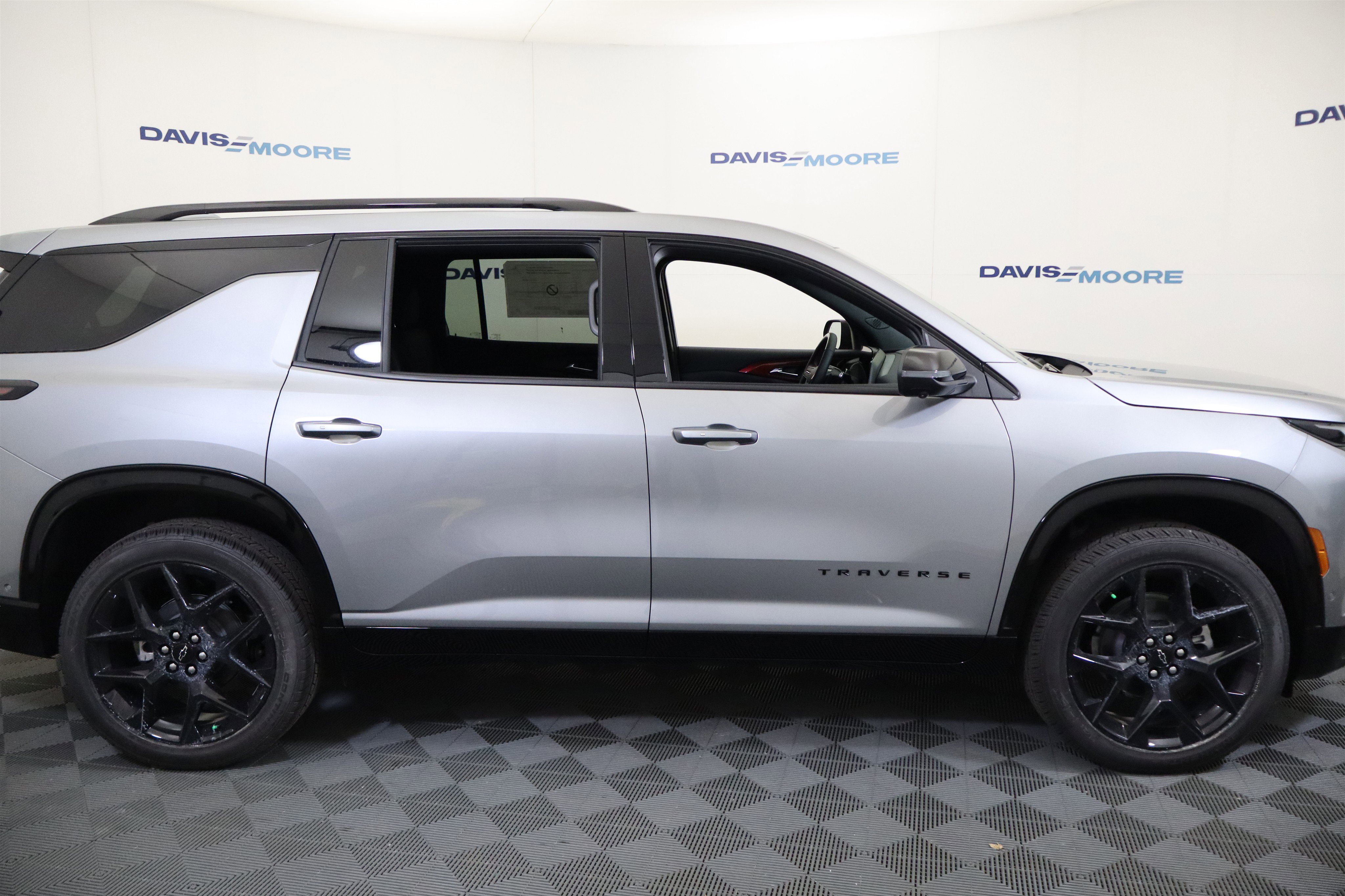 New 2026 Chevrolet Traverse RS w/ LPO, Floor Liner Package FWD image 4