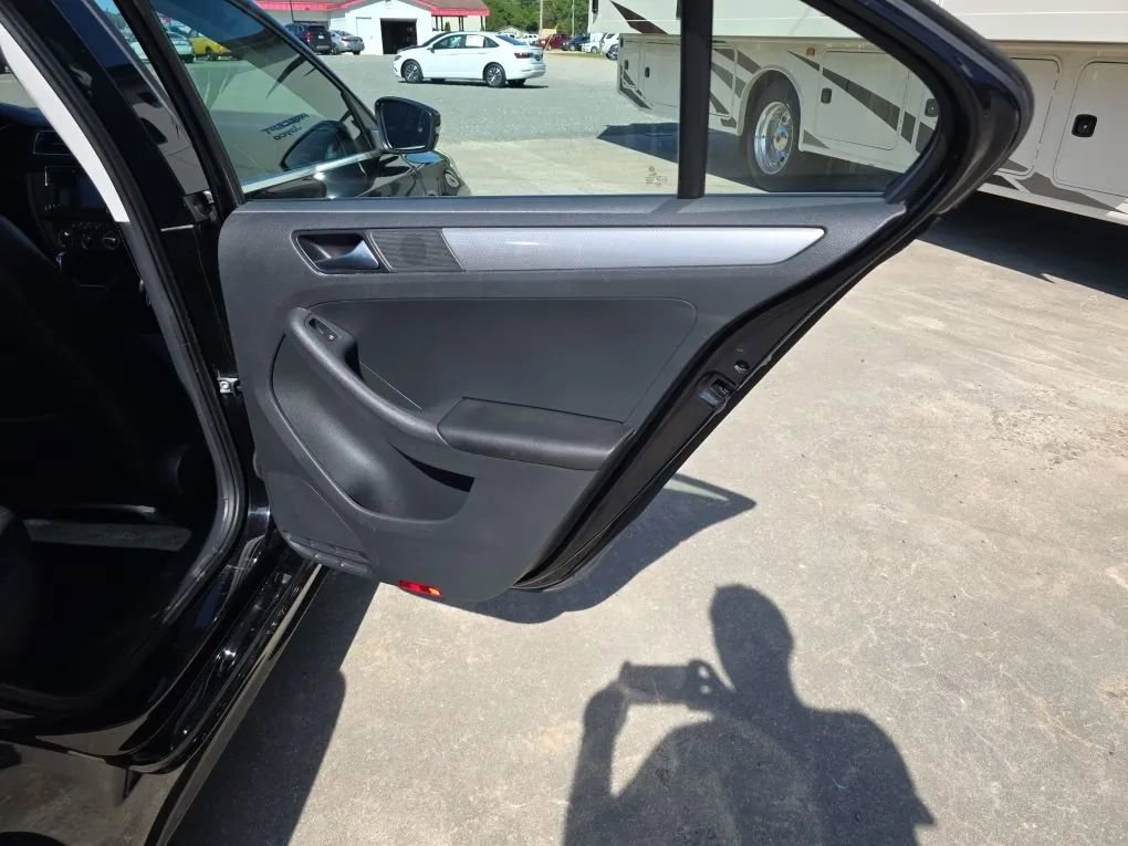 Used 2017 Volkswagen Jetta SE image 43