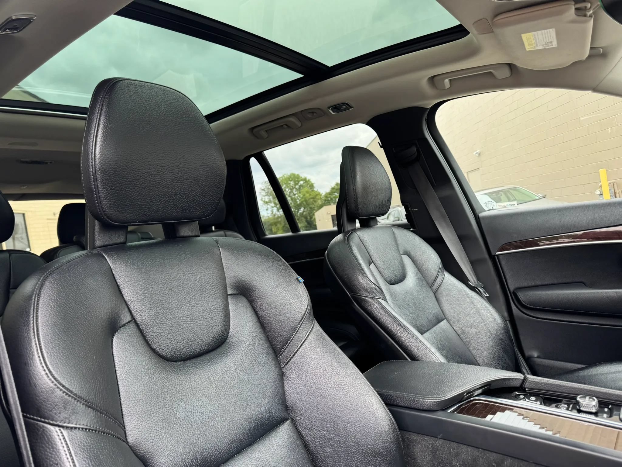 Used 2016 Volvo XC90 T6 Momentum w/ Momentum Plus Package AWD/4WD image 27