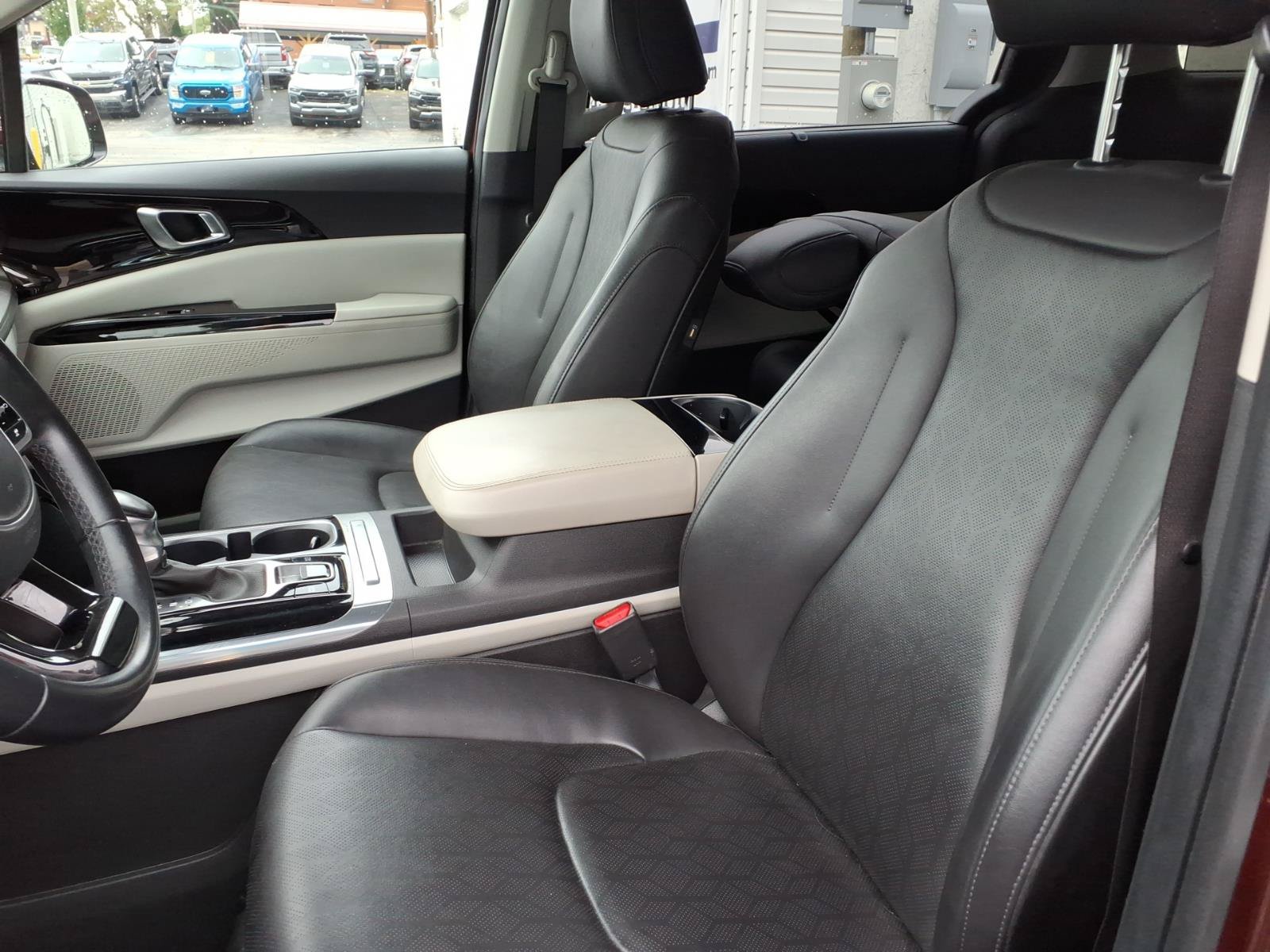 Used 2023 Kia Carnival EX FWD image 10