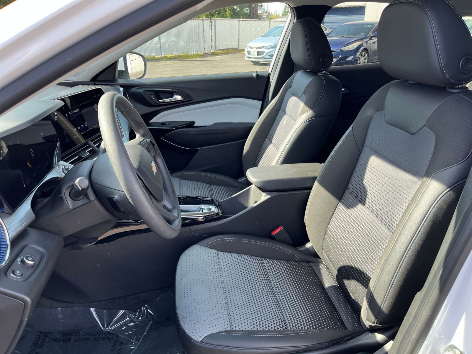 Used 2025 Chevrolet Trax LT FWD image 35