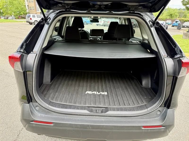 Used 2022 Toyota RAV4 LE image 16