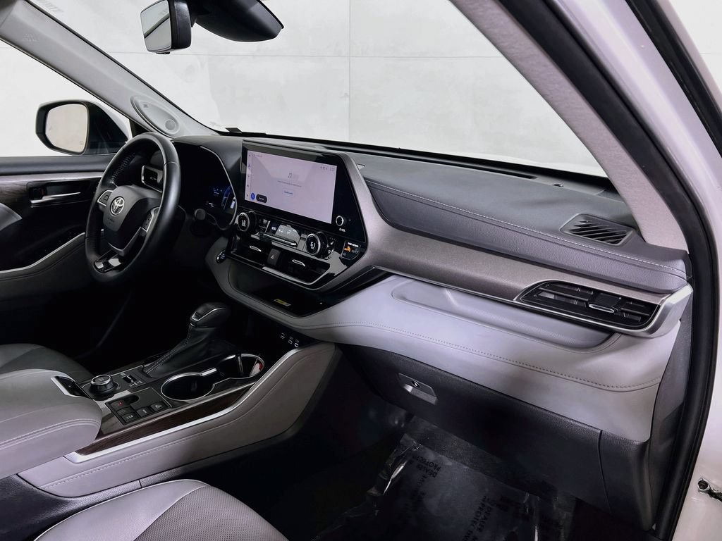 Certified 2023 Toyota Highlander Limited AWD/4WD image 28