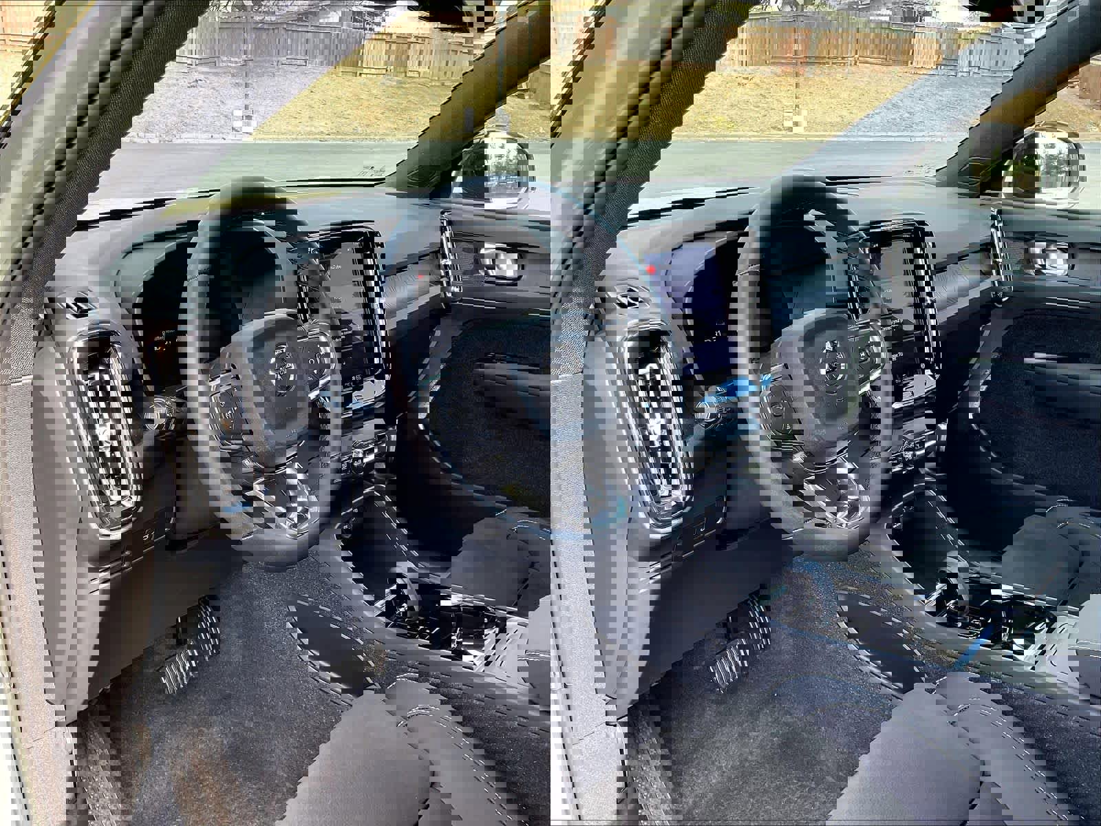 Used 2023 Volvo XC40 Recharge Plus w/ Protection Package Premier image 17