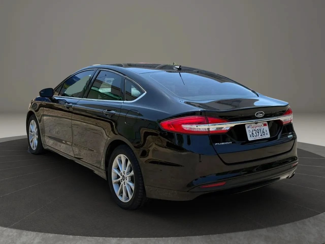 Used 2017 Ford Fusion SE FWD image 8