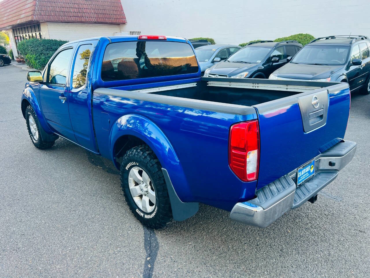 Used 2012 Nissan Frontier SV w/ SV Premium Utility Pkg AWD/4WD image 4