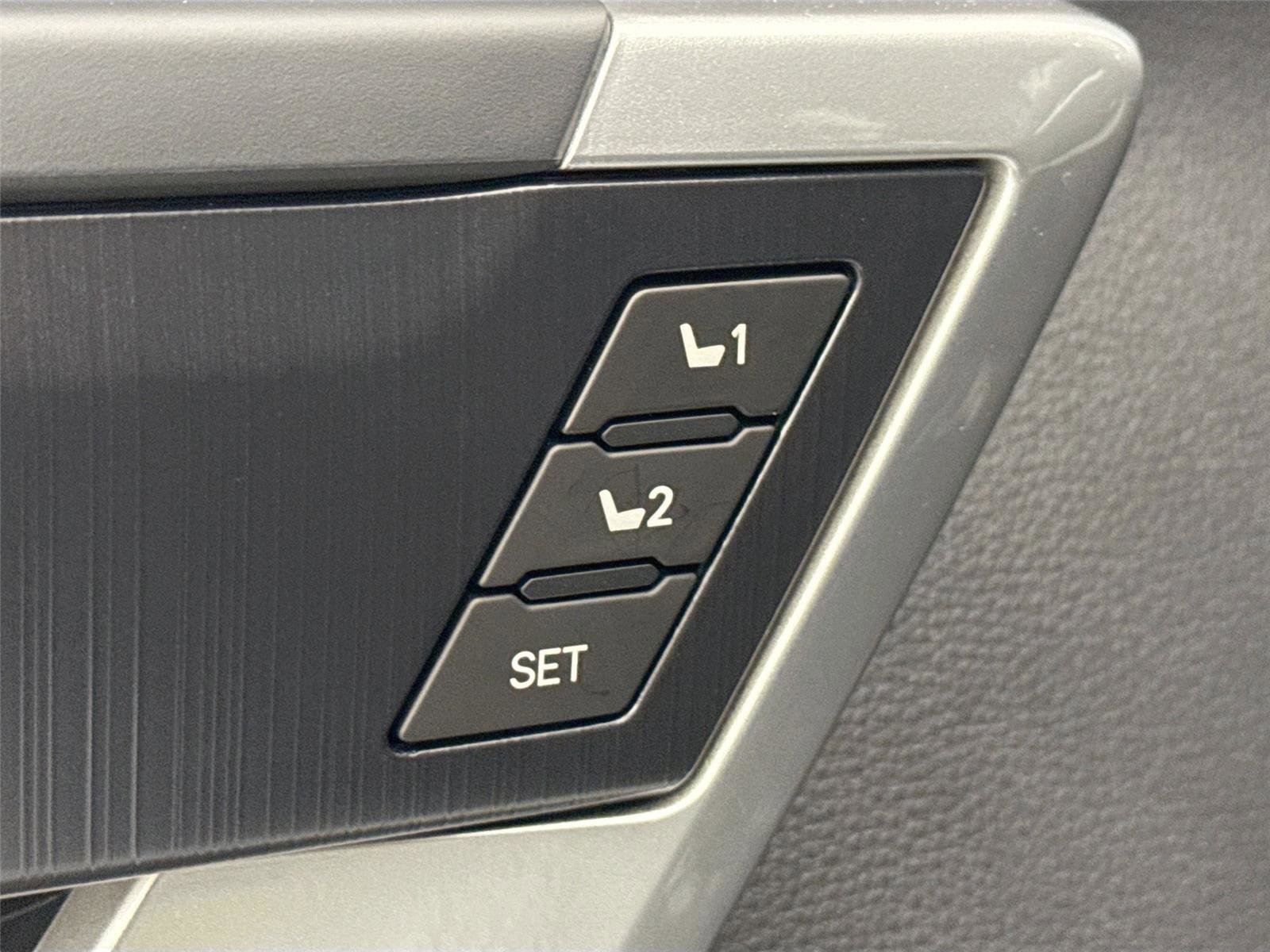 Used 2025 Toyota Tundra Platinum image 33