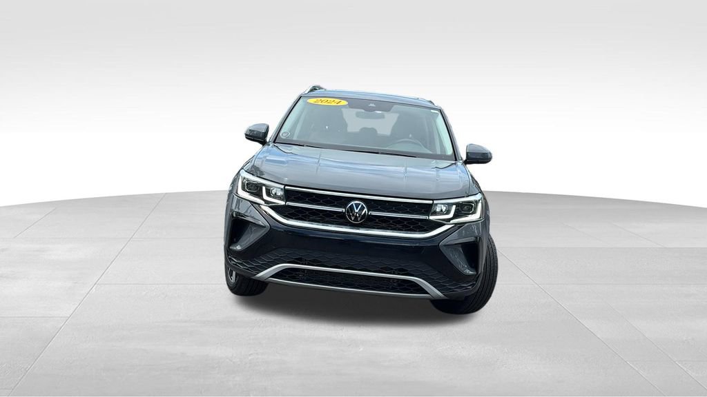 Used 2024 Volkswagen Taos SEL AWD/4WD image 2