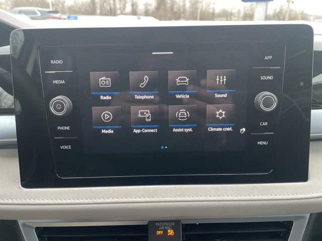 Certified 2025 Volkswagen Taos SE w/ Panoramic Sunroof Package AWD/4WD image 17