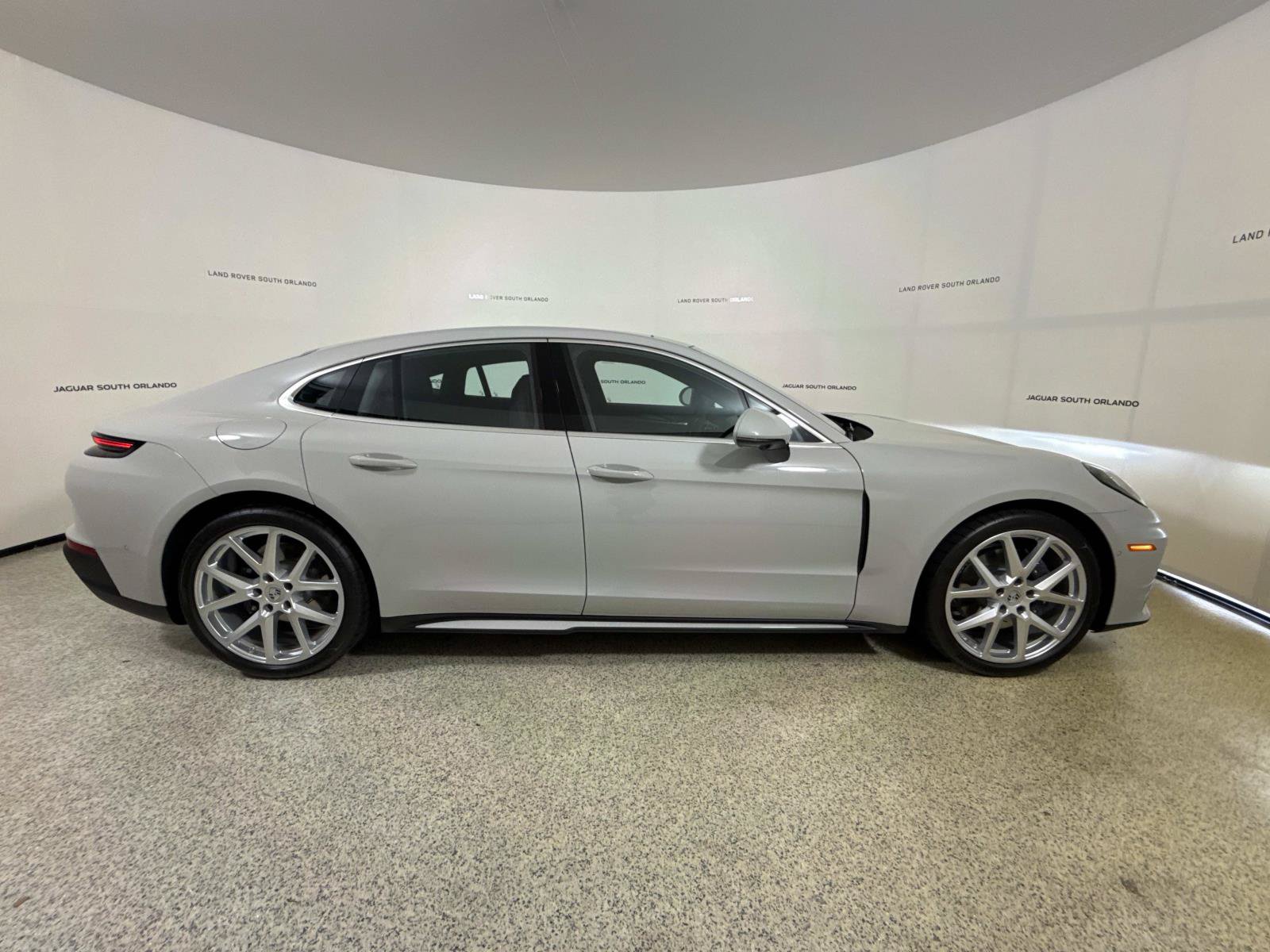 Used 2025 Porsche Panamera RWD image 6