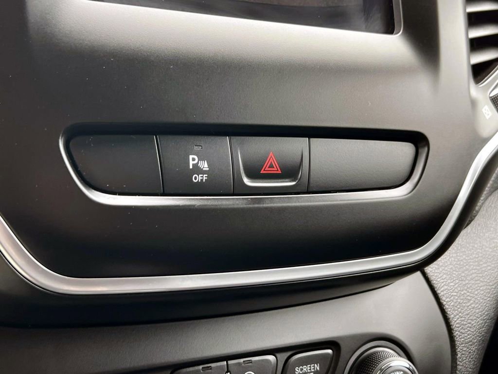 Used 2020 Jeep Cherokee Latitude Plus w/ Comfort/Convenience Group image 29