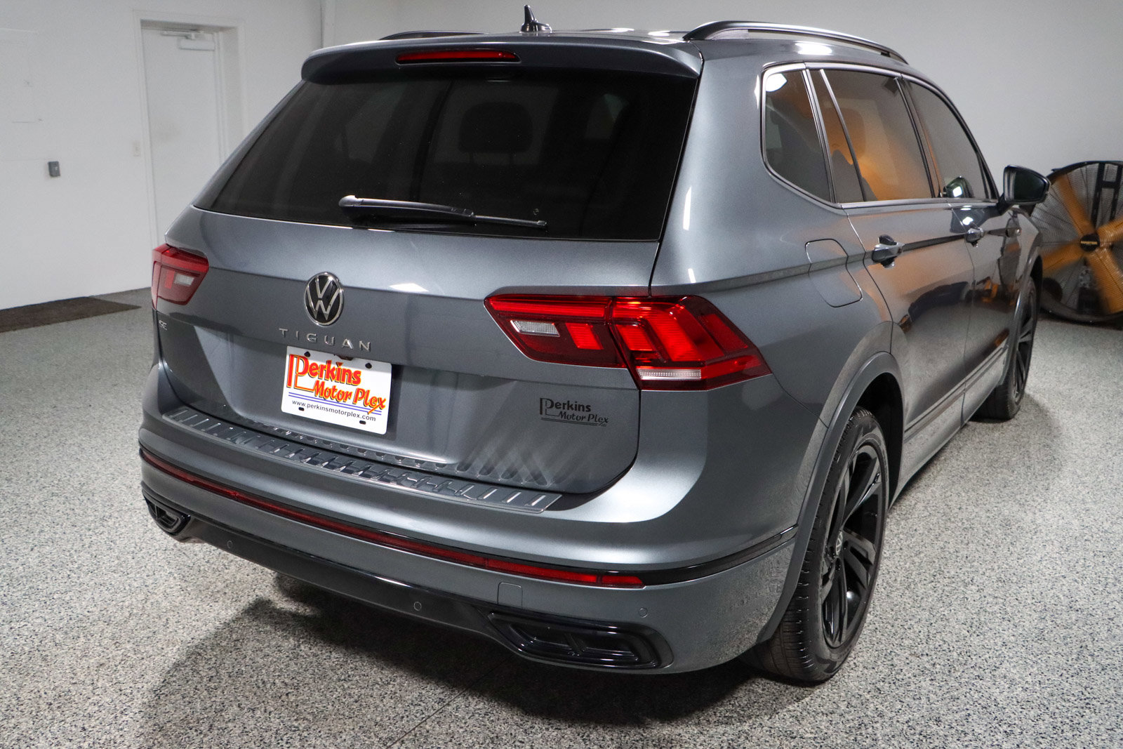 Used 2023 Volkswagen Tiguan SE R-Line FWD image 7
