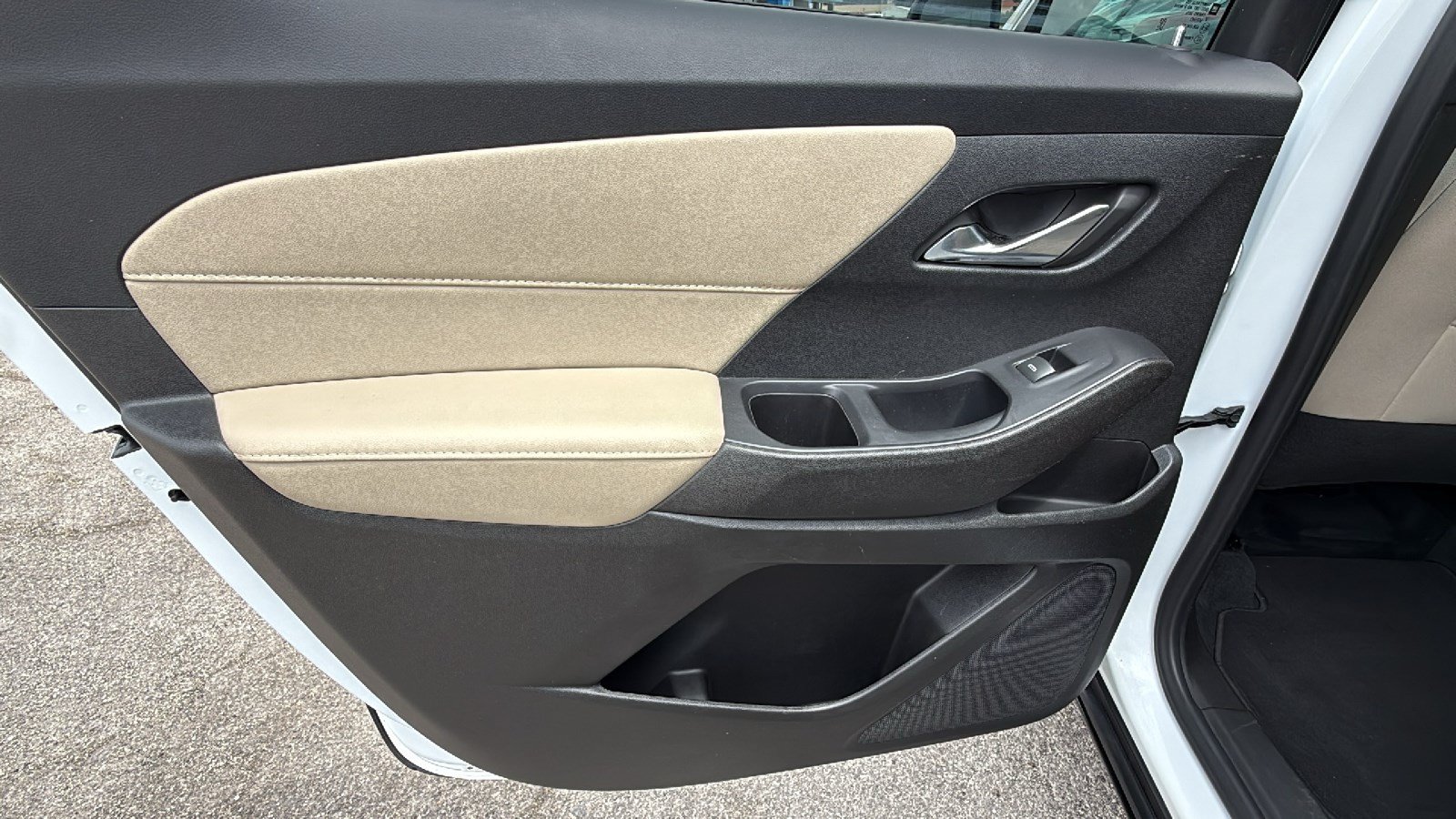 Used 2022 Chevrolet Traverse LS FWD image 15